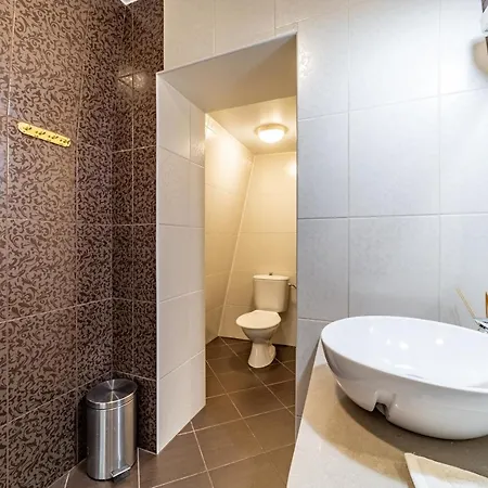 Апартаменты Roofs Of The Old *